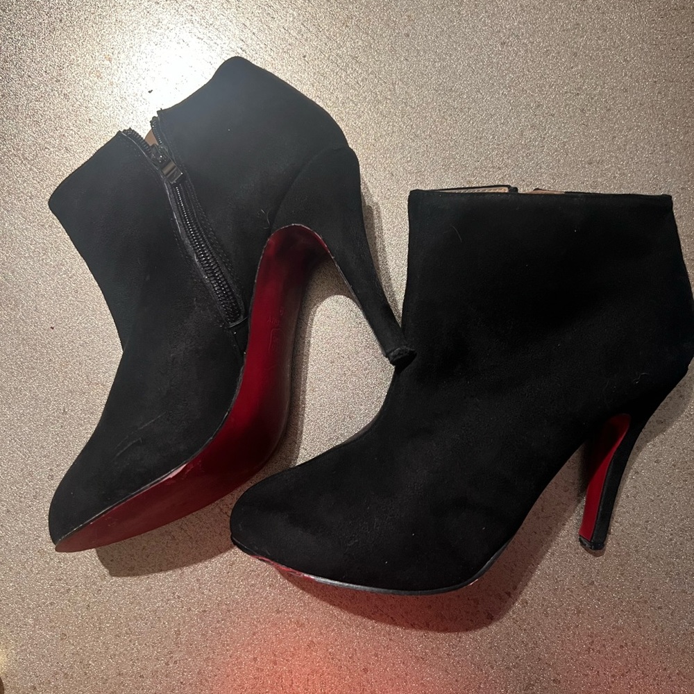 Christian Louboutin Suede Ankle Boots
Black Heels
Exposed Zip Closure at Sides